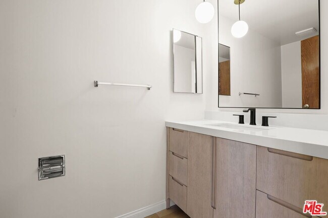 Building Photo - 1340 El Hito Cir