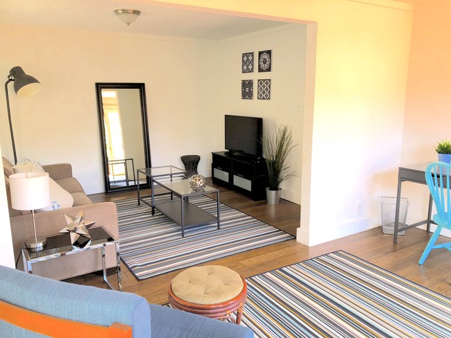 living room - 2078 Mound St