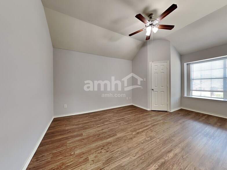 Building Photo - 2319 Merlin Dr