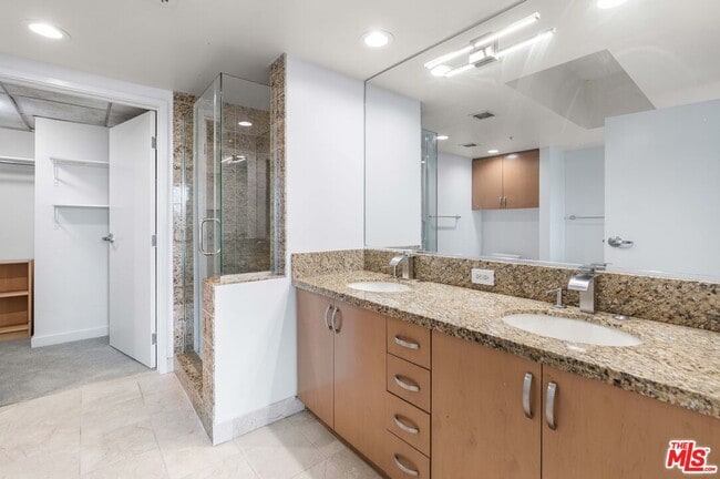 Building Photo - 13700 Marina Pointe Dr