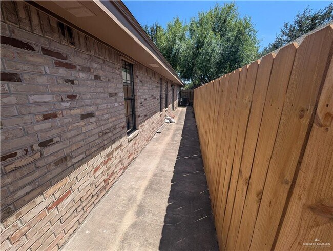 Building Photo - 19 La Cantera St