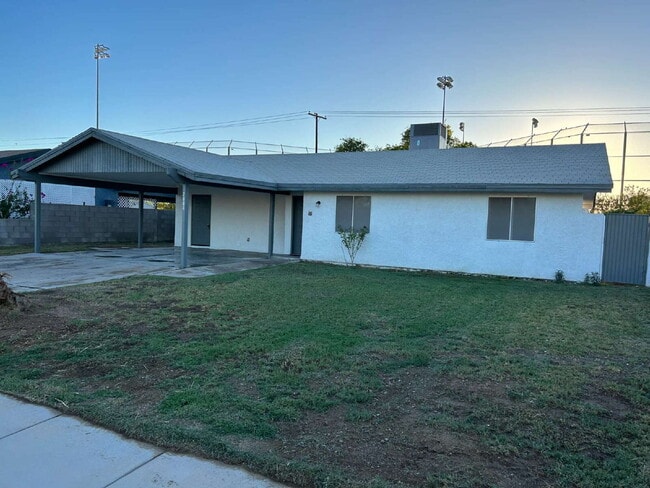 Building Photo - "Well Maintained 3-Bedroom, 2 Bathroom in Yuma Valley!"