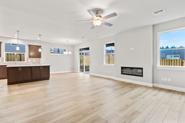 Building Photo - 748 Pinebreak