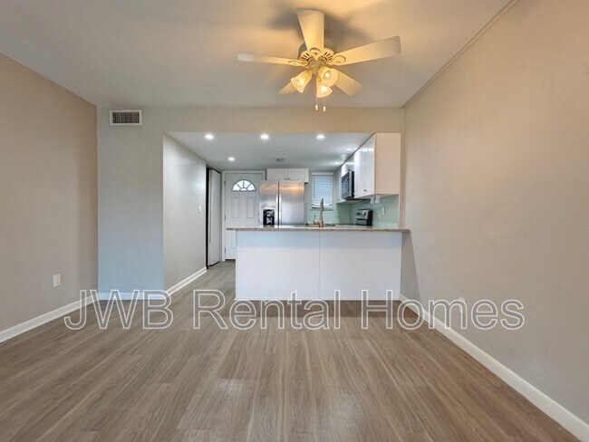 Building Photo - 1000 3rd St