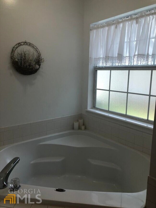 Building Photo - 304 McQueen Cir