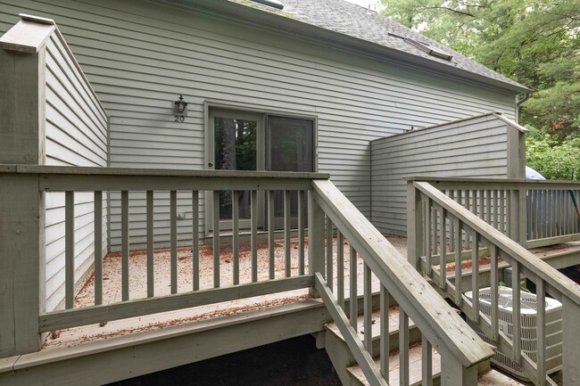 Building Photo - 20 Glengarry Dr