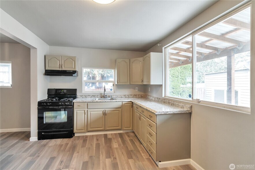 Building Photo - 730 S Elmgrove St