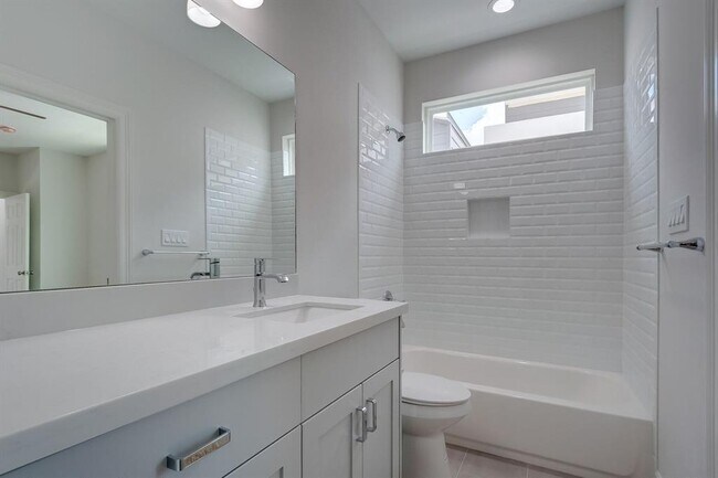 Building Photo - 5528 Larkin St