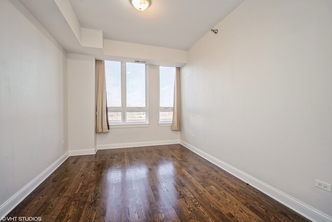 Building Photo - 6000 N Cicero Ave