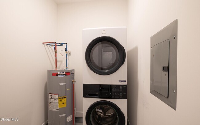 Building Photo - 33 Centre St