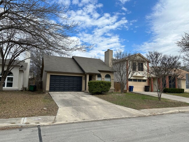 Building Photo - CUTE 3 BEDROOM 2 BATH IN NORTHSIDE ISD
