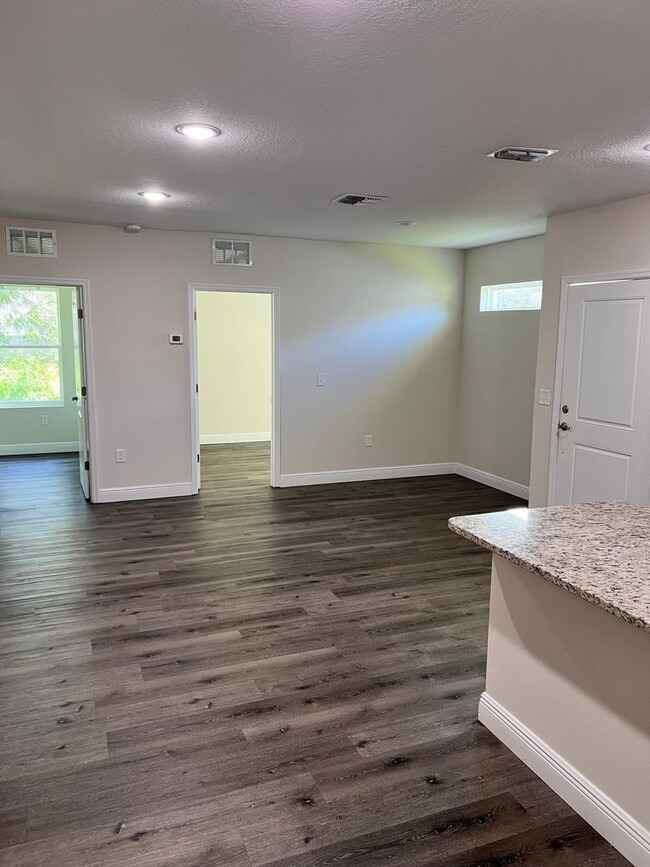 Building Photo - New Designer 3/2 in Kissimmee/Poinciana