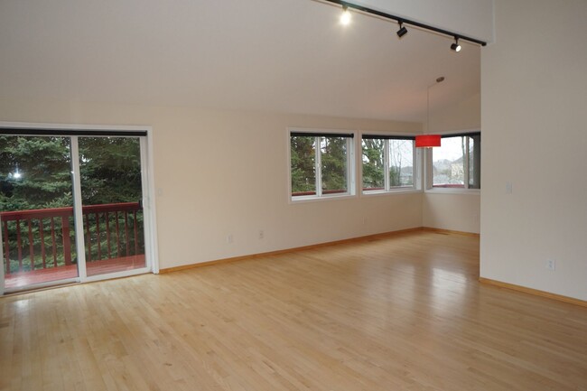 Building Photo - Beautiful NW Portland Heights 4 bedroom