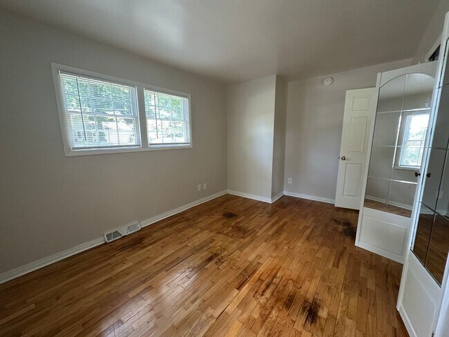 Building Photo - 4 bedroom home in Lowell Schools!