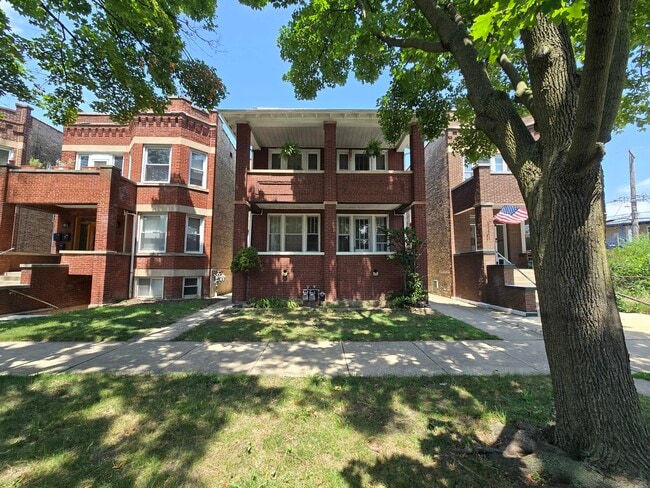 Primary Photo - 5030 W Hutchinson St