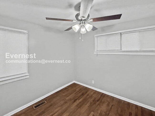 Building Photo - 3056 Highland Dr