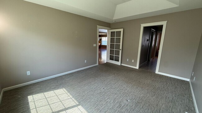 Building Photo - West Side 3 Bed/2.5 Bath Townhouse Condo. Available NOW!