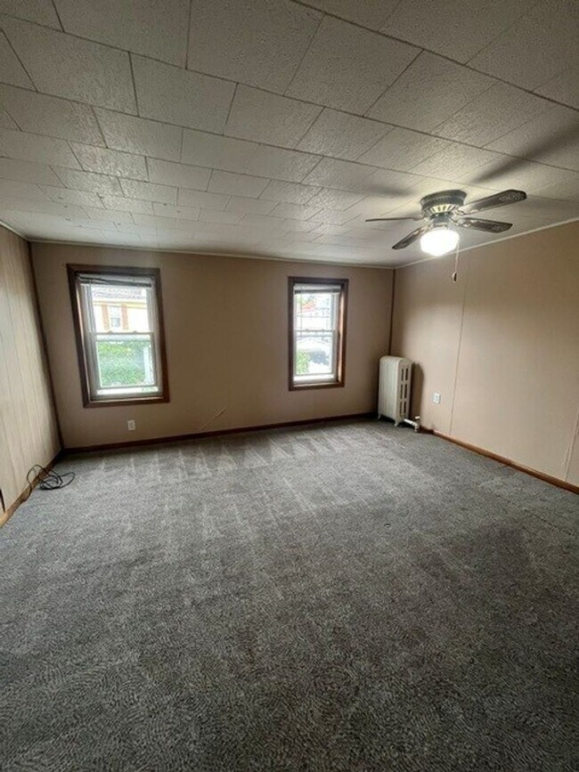 Building Photo - 3 bedroom 1 bathroom