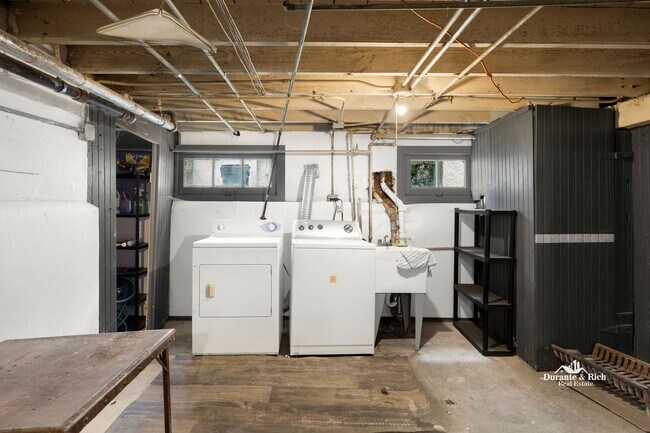 Building Photo - Single Family Home in Historic Oak Park Neighborhood