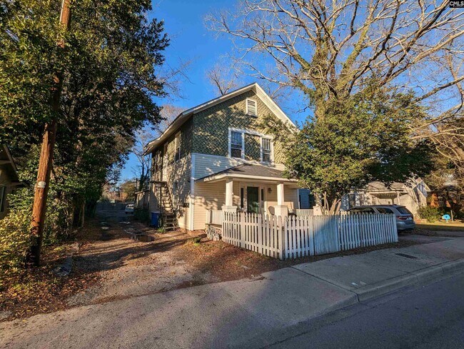 Building Photo - 3121 Rosewood Dr