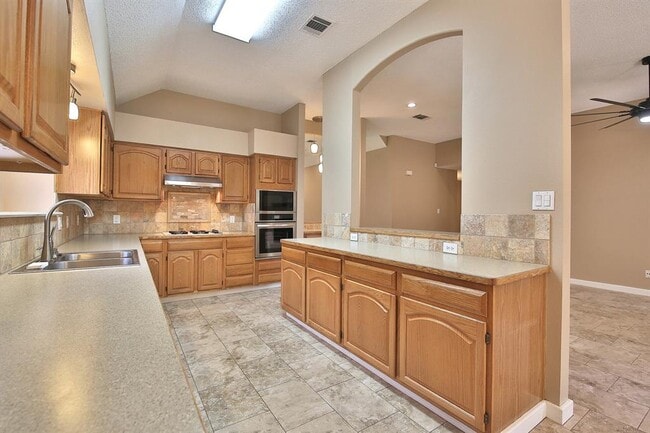 Building Photo - 13301 Tamayo Dr