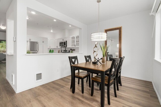 Building Photo - 2Bd/2Ba Redmond Condo