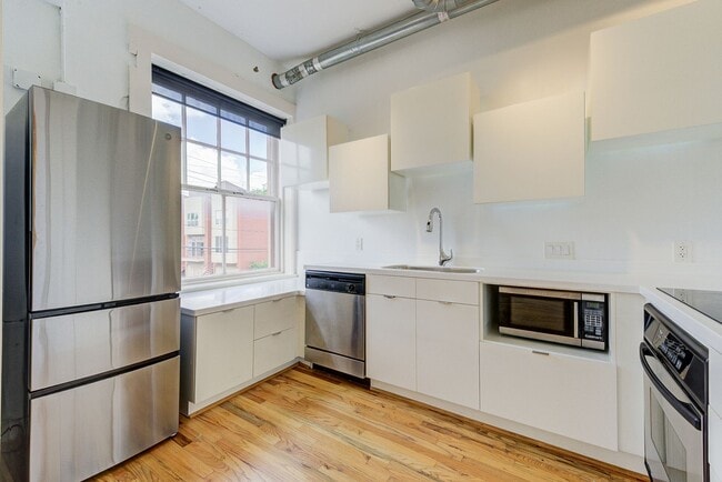 Building Photo - Designer condo with a private rooftop terrace