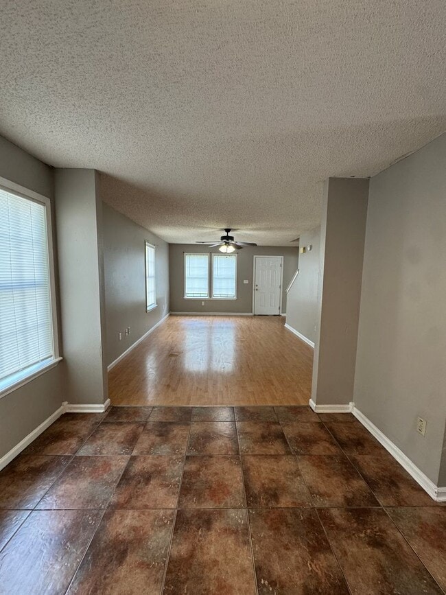 Building Photo - 3 Bed / 2 Bath off of South Caraway Available Now
