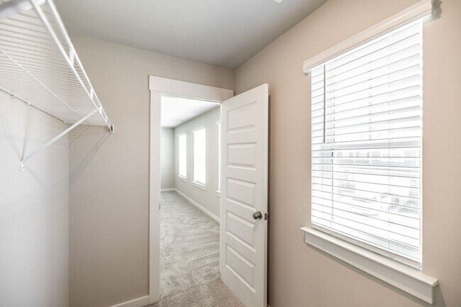 Building Photo - AVAILABLE NOW in Foxland Crossing