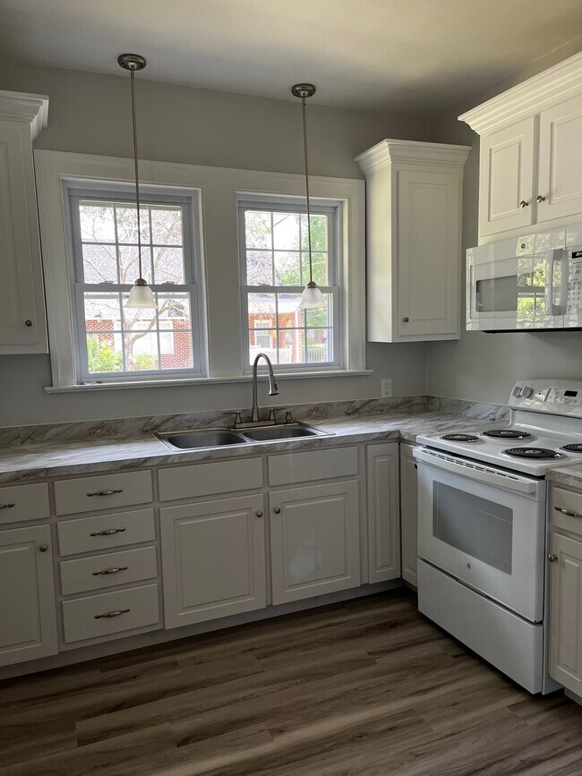 Double sink - 909 E Mulberry St