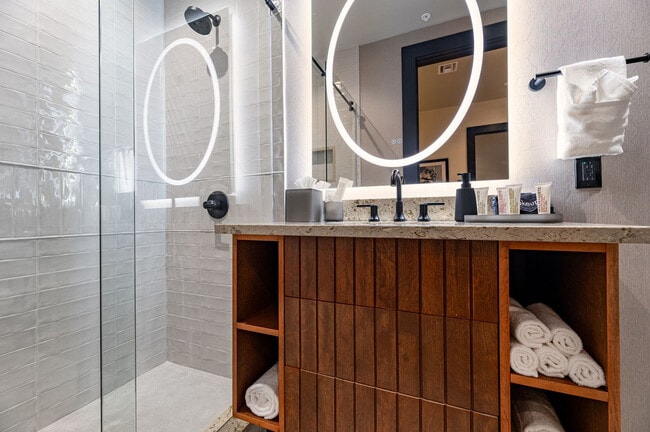 Building Photo - 1011 Canal St