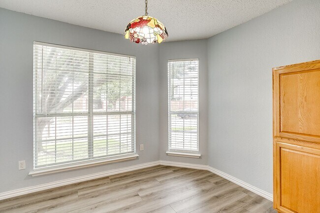 Building Photo - Spacious Well Maintained 2 Bed- 2.5 Bath T...