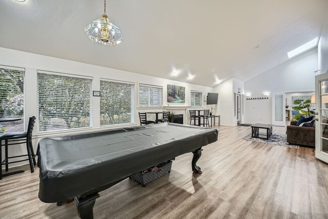 Building Photo - Beautiful 2Bed/1.75Bath in an Exclusive Community in the heart of Kirkland!