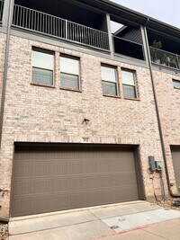 Building Photo - 332 Blackthorne Dr
