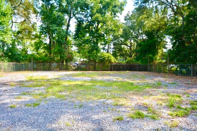 Building Photo - 839 W Richardson Ave