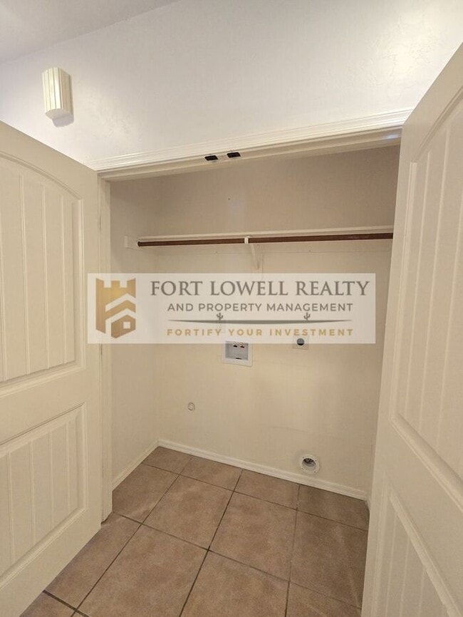 Building Photo - Spacious 3-Bed / 2-Bath Home in Central Tucson with A-Mountain Views!