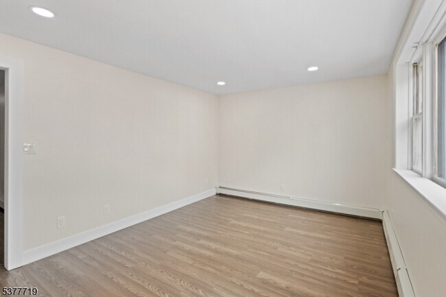 Building Photo - 86 Farnham Ave