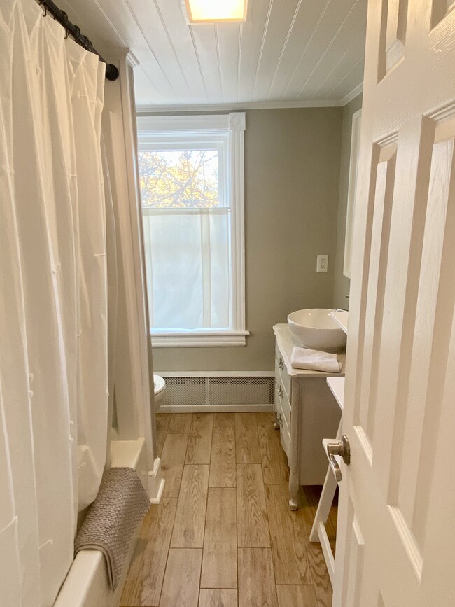 Full bathroom - 16 W College Ave