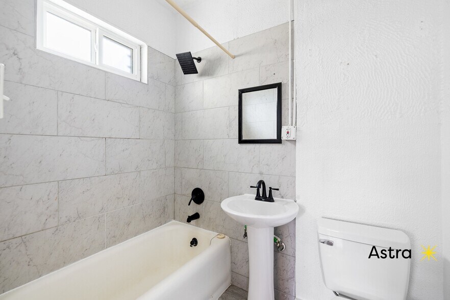 Building Photo - 323 N Westland Ave