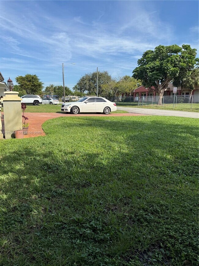 Building Photo - 2706 Montego Dr