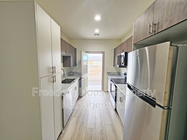 Building Photo - 1340 Arrowhead St