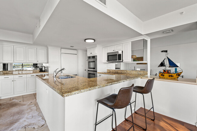 Building Photo - 529 S Flagler Dr