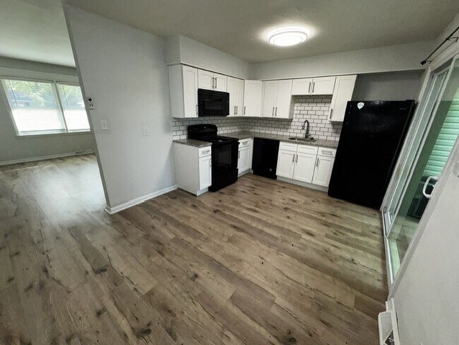 Building Photo - Newly renovated 2-bedroom, 1-bath duplex in Charlotte Located just minutes from NoDa, Plaza Midwo...