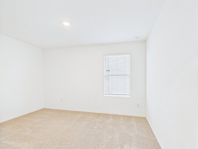 Building Photo - "Open-Concept Living in Fredericksburg"
