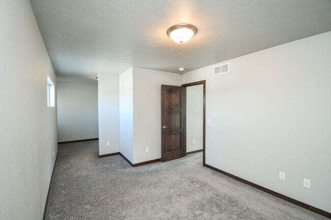 Building Photo - Stylish Townhome in Harrisburg School District – Open Floor Plan & Loft!