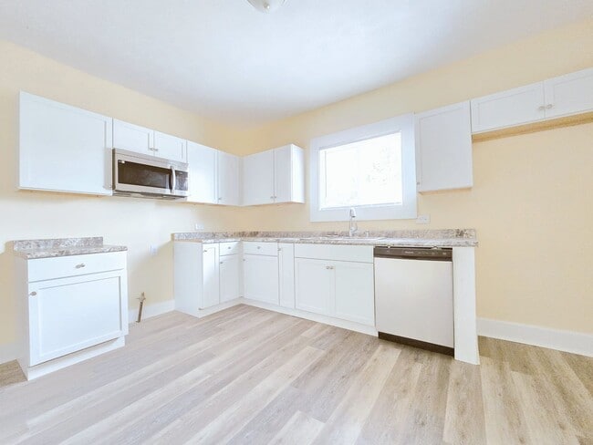 Building Photo - Charming 5-Bedroom House on the West Side ...