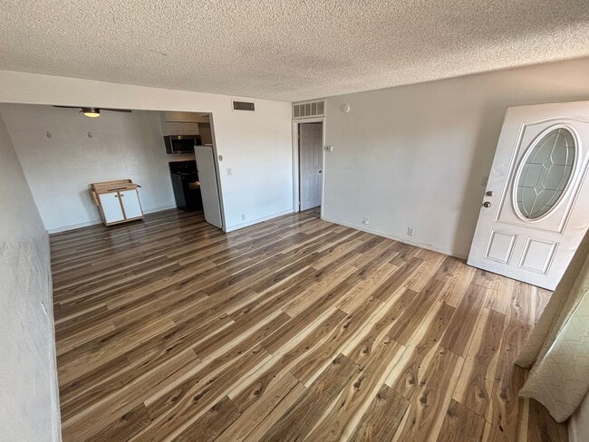 Building Photo - Delightful 1Bed/1Bath Ground-Level Condo!