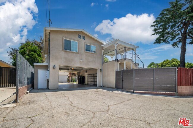 Building Photo - 9231 White Oak Ave