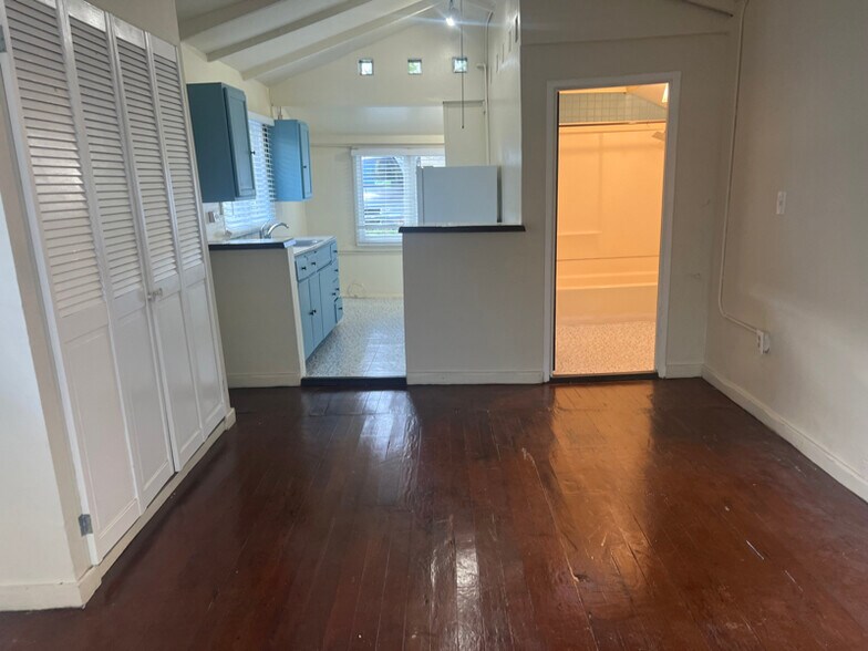 Building Photo - 311 E Bay Ave