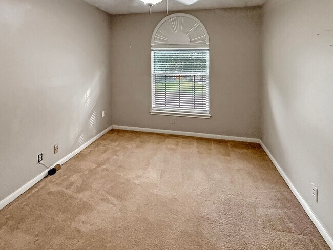 Building Photo - Charming 4-Bedroom Home